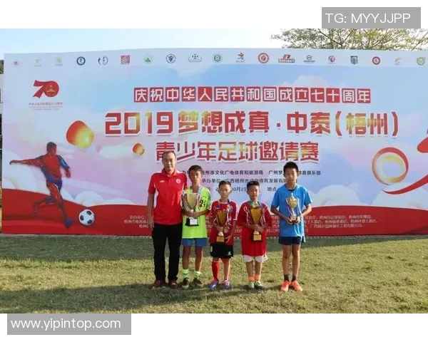 梦中追逐足球梦想与偶像共舞的奇妙旅程